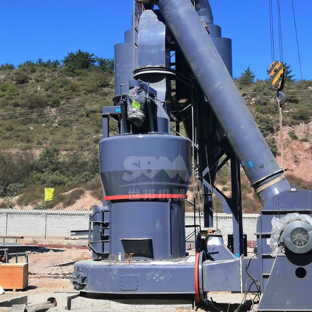 Industrial plant processing quartz ore with grinding and classification equipment